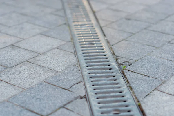 Pflasterplatten Von Grauer Farbe Abfluss Für Den Gehweg Mit Einem — Stockfoto