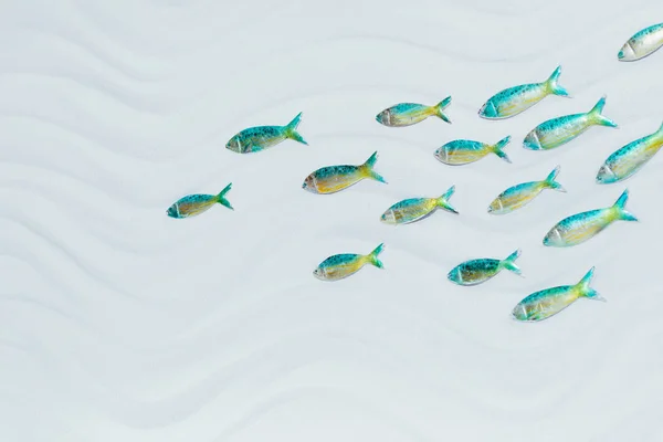 Decoratieve Vissen Een Lichte Achtergrond Gele Blauwe Vis Golven Muur — Stockfoto