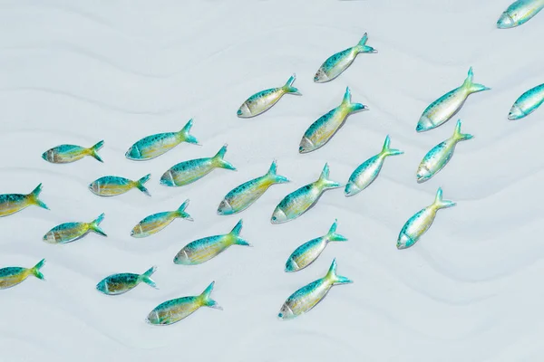Декоративные Рыбы Светлом Фоне Желтая Синяя Рыба Волны Нарисованные Стене — стоковое фото