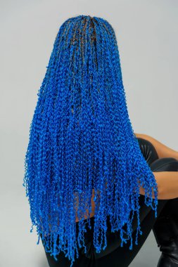 Zizi pigtails mavi. Örgü dokuma tekniği. Kuaförlük Hizmetleri. Afrokosichki Afrika örgü örgü. Saç modeli. Kız.