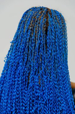 Zizi pigtails mavi. Örgü dokuma tekniği. Kuaförlük Hizmetleri. Afrokosichki Afrika örgü örgü. Saç modeli. Kız.