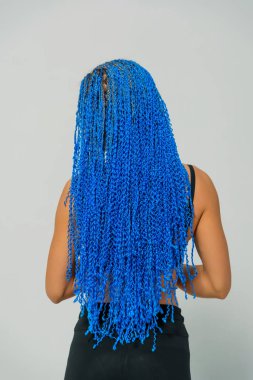 Mavi uzun Zi-Zi pigtails. Örgü dokuma tekniği. Kuaförlük Hizmetleri. Afrokosichki Afrika örgü örgü. Saç modeli. Kız beyaz bir arka plan üzerinde ayakta.
