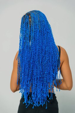 Mavi uzun Zi-Zi pigtails. Örgü dokuma tekniği. Kuaförlük Hizmetleri. Afrokosichki Afrika örgü örgü. Saç modeli. Kız beyaz bir arka plan üzerinde ayakta.