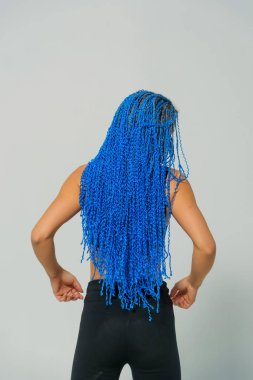 Mavi uzun Zi-Zi pigtails. Örgü dokuma tekniği. Kuaförlük Hizmetleri. Afrokosichki Afrika örgü örgü. Saç modeli. Kız beyaz bir arka plan üzerinde ayakta.