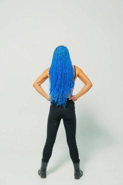 Mavi uzun Zi-Zi pigtails. Örgü dokuma tekniği. Kuaförlük Hizmetleri. Afrokosichki Afrika örgü örgü. Saç modeli. Kız beyaz bir arka plan üzerinde ayakta.