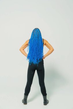 Mavi uzun Zi-Zi pigtails. Örgü dokuma tekniği. Kuaförlük Hizmetleri. Afrokosichki Afrika örgü örgü. Saç modeli. Kız beyaz bir arka plan üzerinde ayakta.