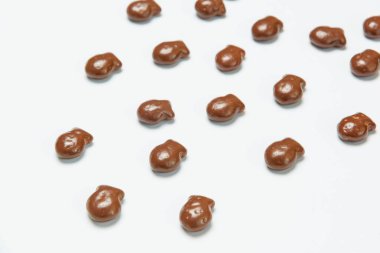 Balık şeklinde kurabiyeler. Küçük çerezler çikolata ile kaplı. Beyaz bir arka plan üzerinde hamur işi. Tatlı. Çikolata.