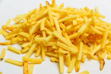 Gevrek patates tuz ile sopa. Cum. Patates kızartması doku. Patates cipsi. Beyaz bir arka plan üzerinde kızarmış patates. Fast food. Yukarıdan görüntüleyin. Ücretsiz yakın çekim.