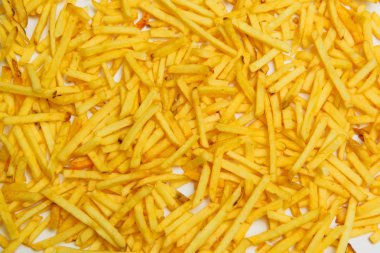 Gevrek patates tuz ile sopa. Cum. Patates kızartması doku. Patates cipsi. Beyaz bir arka plan üzerinde kızarmış patates. Fast food. Yukarıdan görüntüleyin. Ücretsiz yakın çekim.