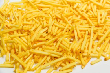 Gevrek patates tuz ile sopa. Cum. Patates kızartması doku. Patates cipsi. Beyaz bir arka plan üzerinde kızarmış patates. Fast food. Yukarıdan görüntüleyin. Ücretsiz yakın çekim.