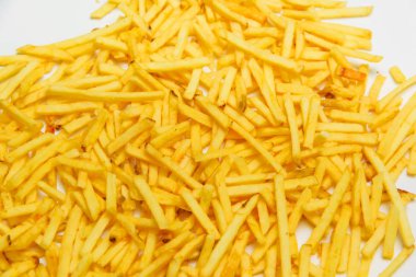 Gevrek patates tuz ile sopa. Cum. Patates kızartması doku. Patates cipsi. Beyaz bir arka plan üzerinde kızarmış patates. Fast food. Yukarıdan görüntüleyin. Ücretsiz yakın çekim.