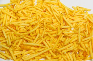 Gevrek patates tuz ile sopa. Cum. Patates kızartması doku. Patates cipsi. Beyaz bir arka plan üzerinde kızarmış patates. Fast food. Yukarıdan görüntüleyin. Ücretsiz yakın çekim.