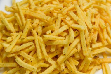 Gevrek patates ile yeşillik yapışır. Cum. Patates kızartması doku. Patates cipsi. Tuzlu ve peynir kızartması. Fast food. Yukarıdan görüntüleyin. Ücretsiz yakın çekim.