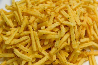 Gevrek patates ile yeşillik yapışır. Cum. Patates kızartması doku. Patates cipsi. Tuzlu ve peynir kızartması. Fast food. Yukarıdan görüntüleyin. Ücretsiz yakın çekim.