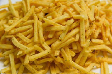 Gevrek patates ile yeşillik yapışır. Cum. Patates kızartması doku. Patates cipsi. Tuzlu ve peynir kızartması. Fast food. Yukarıdan görüntüleyin. Ücretsiz yakın çekim.