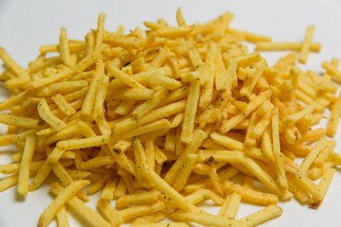 Gevrek patates ile yeşillik yapışır. Cum. Patates kızartması doku. Patates cipsi. Tuzlu ve peynir kızartması. Fast food. Yukarıdan görüntüleyin. Ücretsiz yakın çekim.