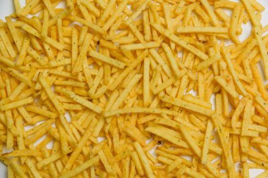 Gevrek patates ile yeşillik yapışır. Cum. Patates kızartması doku. Patates cipsi. Tuzlu ve peynir kızartması. Fast food. Yukarıdan görüntüleyin. Ücretsiz yakın çekim.