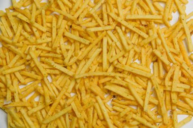 Gevrek patates ile yeşillik yapışır. Cum. Patates kızartması doku. Patates cipsi. Tuzlu ve peynir kızartması. Fast food. Yukarıdan görüntüleyin. Ücretsiz yakın çekim.