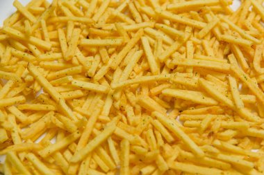 Gevrek patates ile yeşillik yapışır. Cum. Patates kızartması doku. Patates cipsi. Tuzlu ve peynir kızartması. Fast food. Yukarıdan görüntüleyin. Ücretsiz yakın çekim.