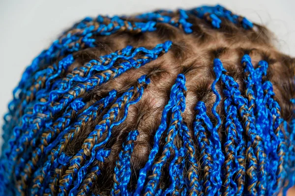 ジジのおさげ髪ブルー 製織の技術を三つ編み 理髪サービス Afrokosichki 織りアフリカお下げ 女の子 — ストック写真