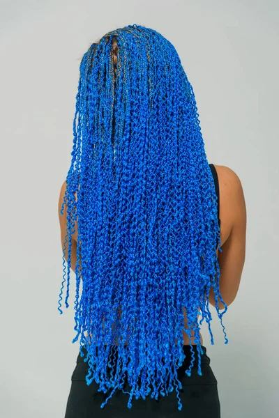 Mavi uzun Zi-Zi pigtails. Örgü dokuma tekniği. Kuaförlük Hizmetleri. Afrokosichki Afrika örgü örgü. Saç modeli. Kız beyaz bir arka plan üzerinde ayakta.