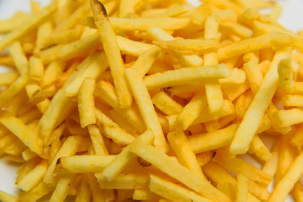 Gevrek patates tuz ile sopa. Cum. Patates kızartması doku. Patates cipsi. Beyaz bir arka plan üzerinde kızarmış patates. Fast food. Yukarıdan görüntüleyin. Ücretsiz yakın çekim.