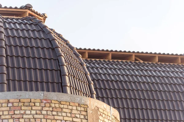 家のドーム型の屋根はタイルで覆われて 暗い茶色の瓦 構築しています れんが造りの家 金属のタイル 家の屋根 家の外観 屋根の構造 — ストック写真