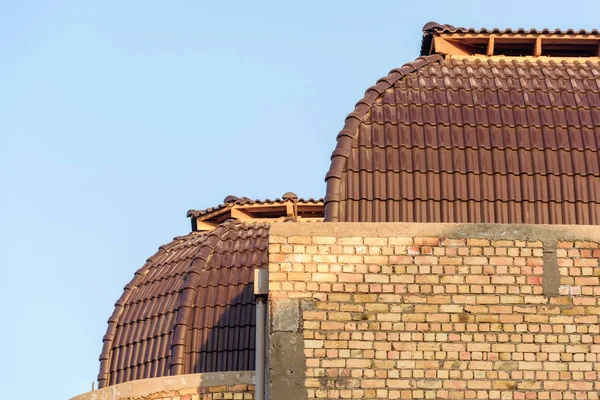 家のドーム型の屋根はタイルで覆われて 暗い茶色の瓦 構築しています れんが造りの家 金属のタイル 家の屋根 家の外観 屋根の構造 — ストック写真