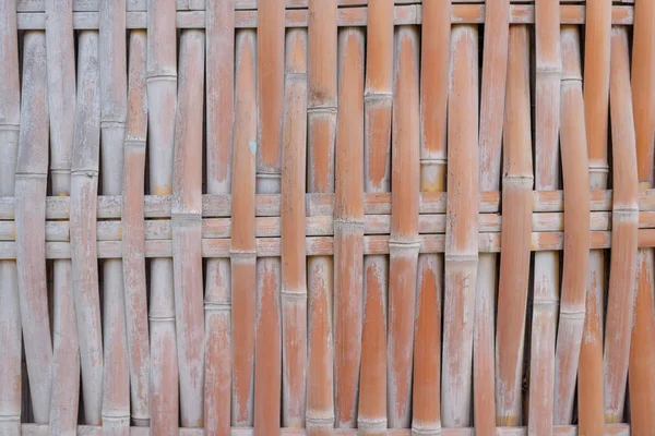 籐竹フェンス 天然由来の材料を囲います 飾り用の生垣 乾燥竹の質感 クリミア自治共和国の残りの部分 — ストック写真