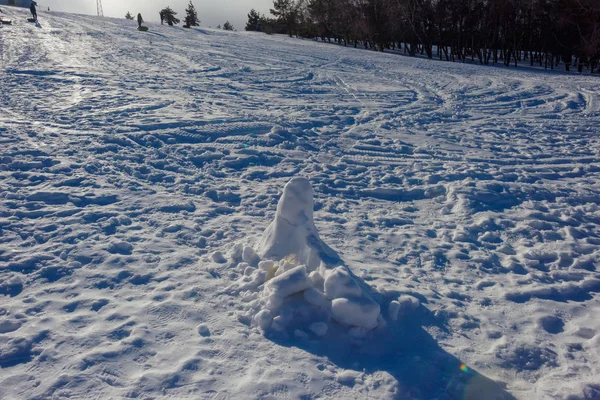 Sněhulák Zasněžené Kopce Pohoří Borovice Sněhu Modrá Obloha Tlusté Bílé — Stock fotografie