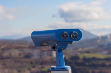 Sabit dürbün. Mavi görüş gözlük. Turist dürbün. Gözlem için uzun mesafelerde yüklü sabit optik cihaz. Mavi teleskopu görüntüleme plaka üzerine monte edilir.