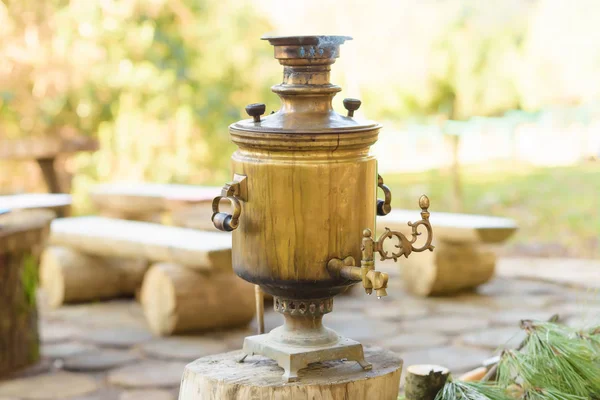 切り株にサモワール ロシア国立文化と伝統 彫刻ヴィンテルと銅サモワール 水を沸騰 お茶の金属容器で サモワールは自然には温水します — ストック写真