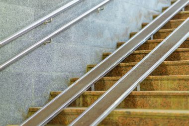 İniş için alt geçide. Merdiven. Nazik yükselişi. Rampa. Tekerlekli sandalye ve bebek arabasından hareketi. Yaya geçidi.