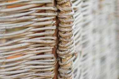 Dış mekan mobilyaları yapay rattan yaptı. Hafif renkli hasır mobilya. Bahçe Kanepeler. Bahçe ve evler ofis koltukları. Doku dokuma.