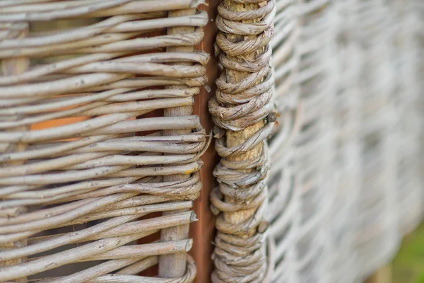 人工的な籐製の屋外用家具 光の色の籐家具 庭のソファー ガーデン コテージのアームチェア テクスチャ織り — ストック写真