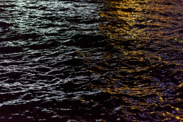 Luci Della Città Notte Riflettono Nell Acqua Increspature Sulla Superficie — Foto Stock