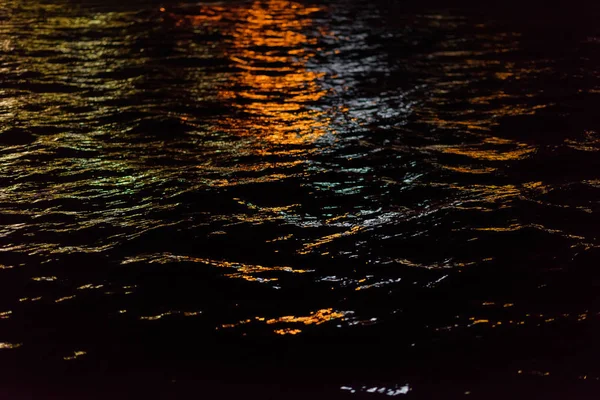 Φώτα Της Πόλης Νύχτα Αντικατοπτρίζεται Στο Νερό Κυματισμούς Στην Επιφάνεια — Φωτογραφία Αρχείου