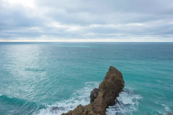 Costa Rochosa Junto Mar Mar Negro Grandes Pedregulhos Pedras Ondas — Fotografia de Stock