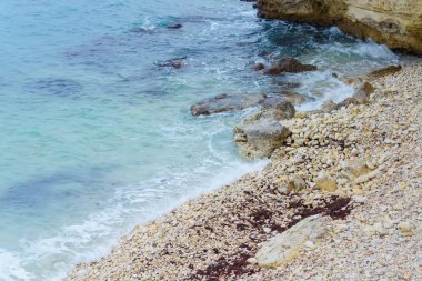 Kayalık sahil deniz kenarında. Karadeniz. Büyük kayalar ve kayalar. Dalgalar gürültüyle çarpmak buzlu. Bir sprey su. Kayalık plaj. Su yüzeyi. Dalgalar. Kırım'dinlenme. Sevastopol. Yolculuk. Turizm.