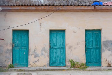 Eski tek katlı bina. Üç mavi ahşap kapılar. Karadeniz. Kırım'dinlenme. Sevastopol. Gün batımı. Yolculuk. Turizm.