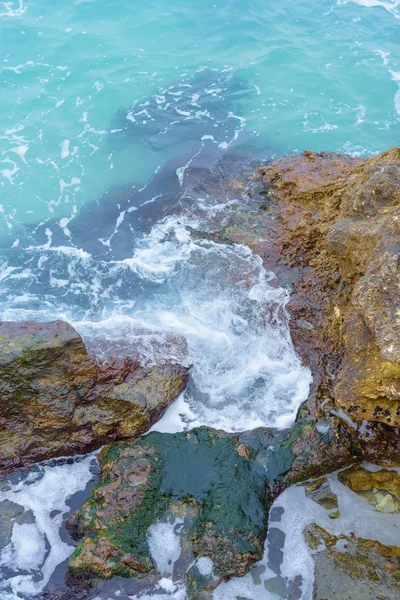 Orilla Rocosa Superficie Textura Del Agua Grandes Piedras Agua Azul —  Fotos de Stock