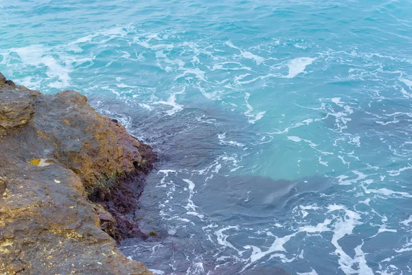 Βραχώδης Θαλάσσια Ακτή Επιφάνεια Και Υφή Του Νερού Μεγάλες Πέτρες — Φωτογραφία Αρχείου