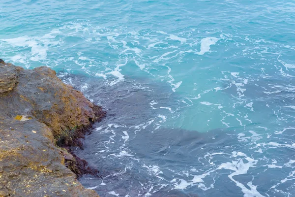 Litorale Roccioso Superficie Consistenza Dell Acqua Grandi Pietre Acqua Blu — Foto Stock