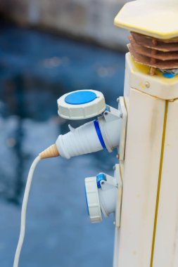 Yat ve tekne limanında demirlemiş. Kar maskesi Bay. Metal çapa. Rvball tekne. Karadeniz. Kırım'dinlenme. Yalta. Turizm. Yolculuk.