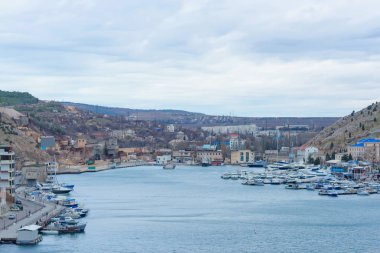 Yün şehir. Yöreden. Doğa. Yün Bay. Karadeniz. Demirli tekneler ve yatlar. Su yüzeyi. Yalta. Kırım'dinlenme.