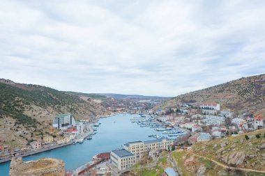 Yün Cove'da. Üstten görünüm bağlantı noktası. Mavi su. Su yüzey dokusu. Karadeniz. Yün çıkabilir. Yalta. Kırım'dinlenme. Sahil boyunca yürüyerek. Turizm.