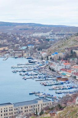 Yün Cove'da. Üstten görünüm bağlantı noktası. Mavi su. Su yüzey dokusu. Karadeniz. Yün çıkabilir. Yalta. Kırım'dinlenme. Sahil boyunca yürüyerek. Turizm.