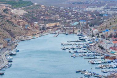 Yün Cove'da. Üstten görünüm bağlantı noktası. Mavi su. Su yüzey dokusu. Karadeniz. Yün çıkabilir. Yalta. Kırım'dinlenme. Sahil boyunca yürüyerek. Turizm.