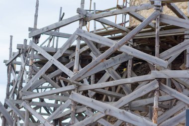 Bina. İskele. Ahşap Komiteler inşaatı. İnşaat işçileri ve malzemeler için. Kırım'dinlenme. Yalta. Turizm. Yolculuk.