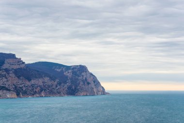Mavi su. Kayalık sahil. Su yüzey dokusu. Dalgalar kayaların üzerinde yendi. Tekne yüzer. Karadeniz. Yün çıkabilir. Yalta. Kırım'dinlenme. Sahil boyunca yürüyerek. Turizm.